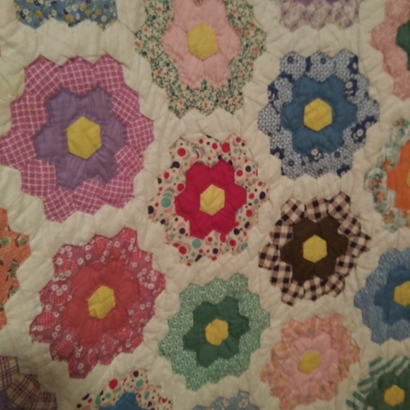 A Beautiful Floral Patched Homemade Quilt - Picture 3 of 4